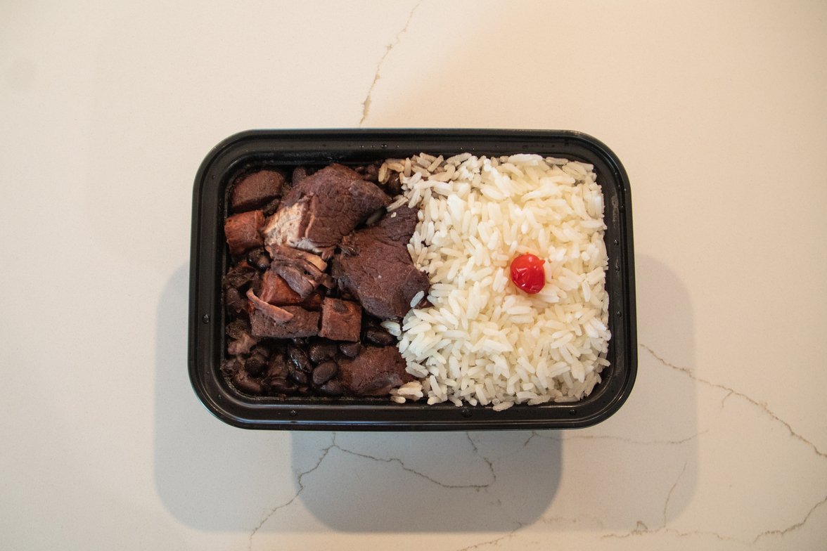 Opção 05 - Feijoada da Chefe (Acompanha Arroz, Laranja e Couve)