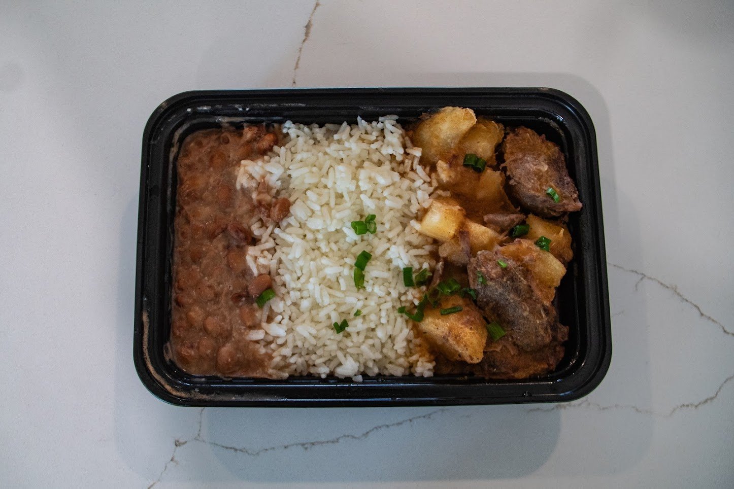 Opção 04 - Carne Cozida com Mandioca, Arroz e Feijão