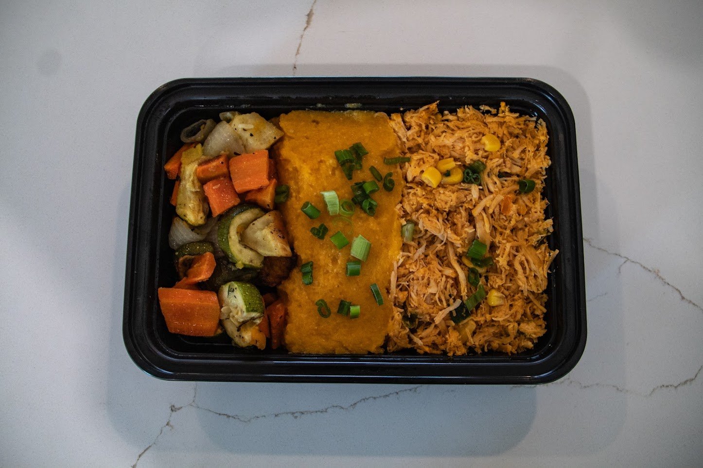 Opção 03 - Frango Desfiado, Purê de abóbora e Legumes Assados