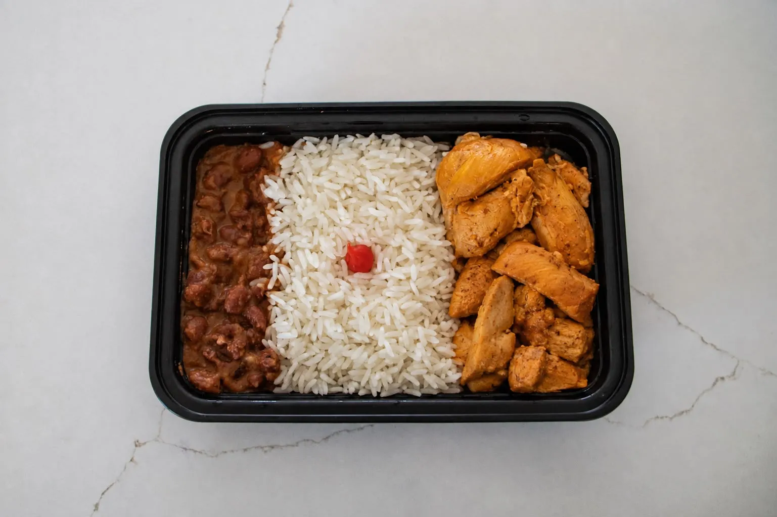 D - Frango Fatiado, Arroz e Feijão