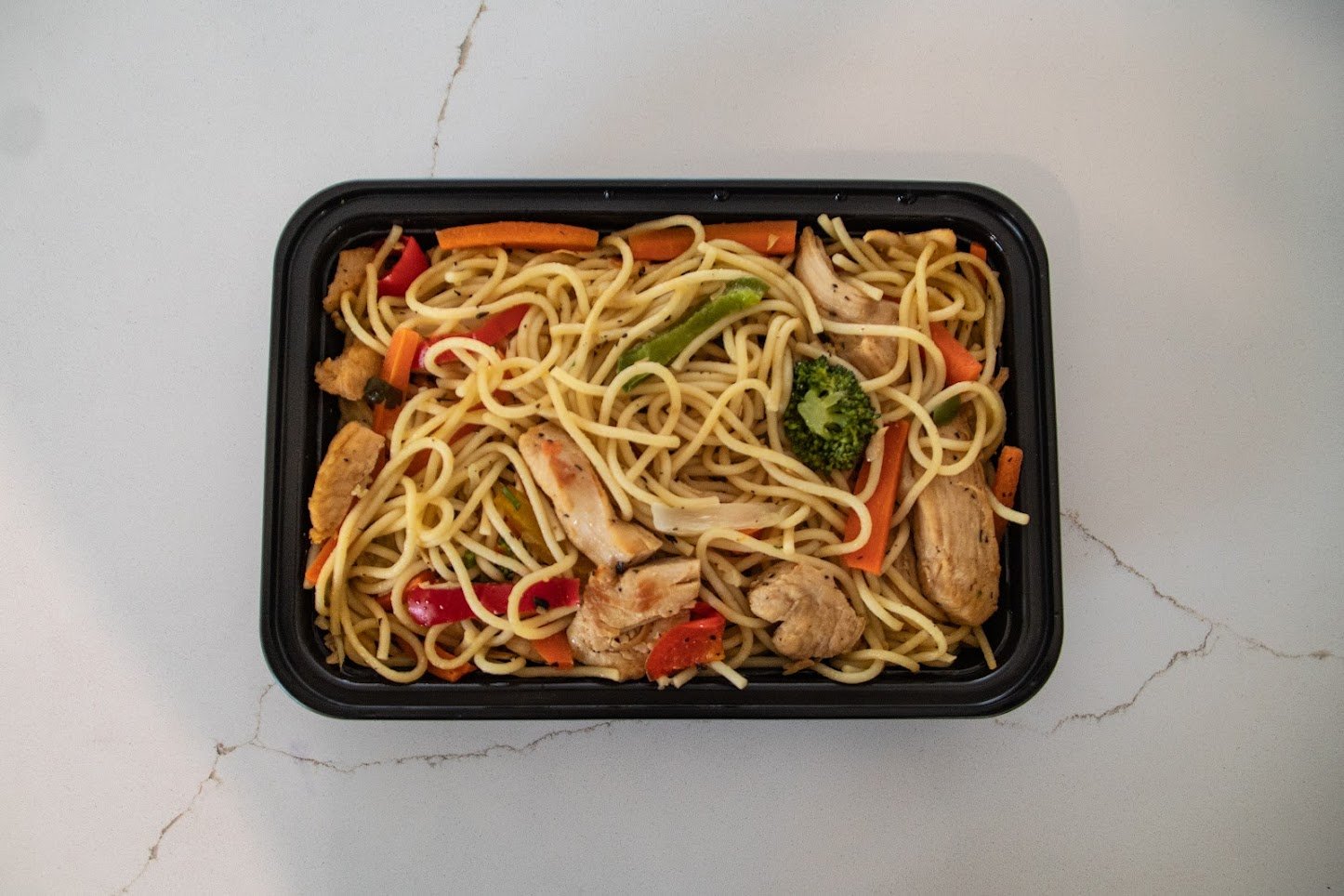 Opcão 01 - Macarrão Alho e Óleo com Tira de Frango e Mix de Vegetais