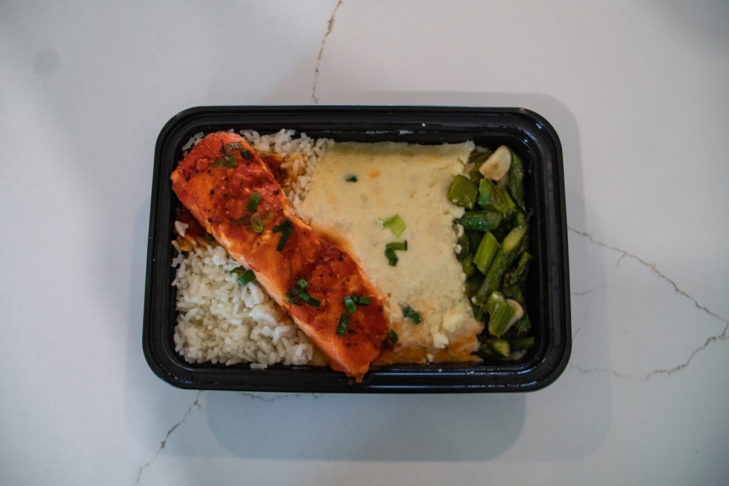 Opção 05 - Salmão Grelhado, Arroz, Purê de Batata e Aspargos