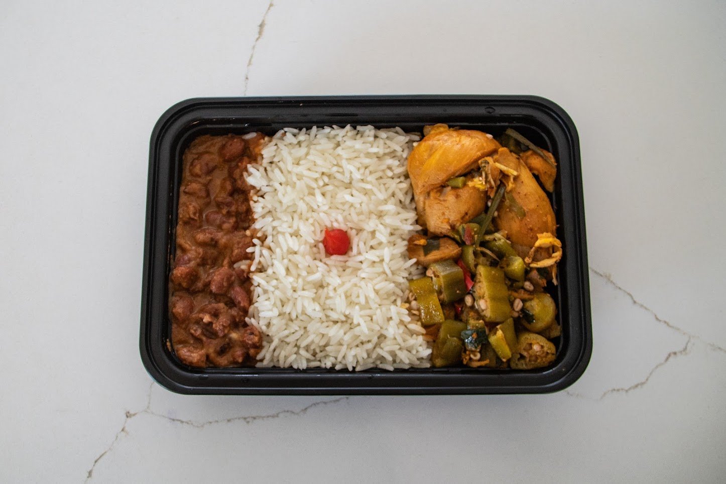 Opção 02 - Frango com Quiabo, Arroz e Feijão