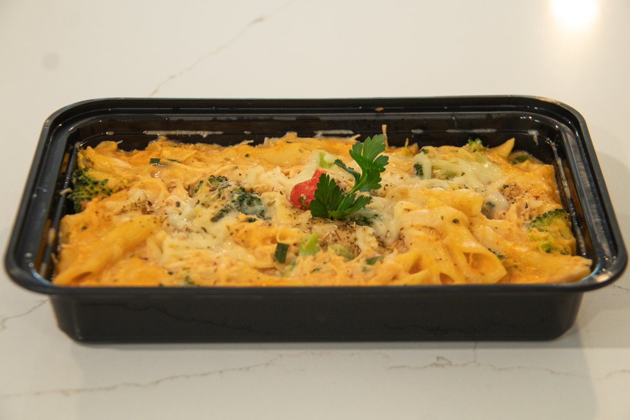 Opção 01 - Macarrão Penne com Frango Desfiado e Brócolis Picado