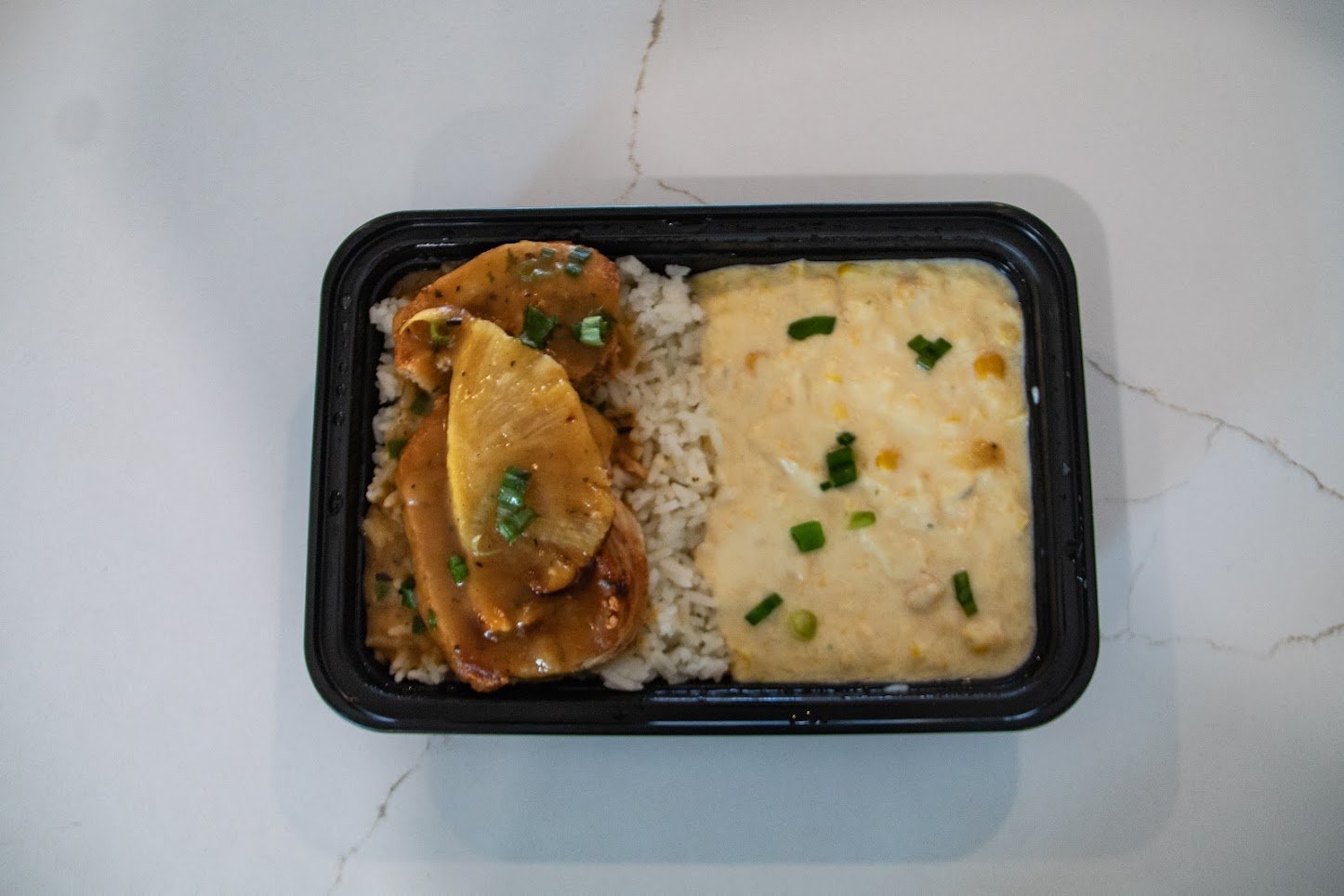 Opcão 01 - Lombo Suíno com Molho Especial, Creme de Milho, Arroz e Abacaxi